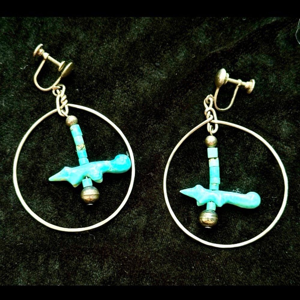 VINTAGE 1970s ZUNI HAND CARVED TURQUOISE FOX FETISH EARRINGS STERLING SILVER 925